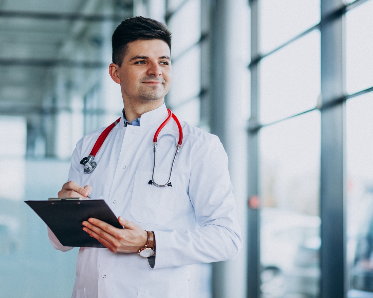 Мужчина доктор в больнице у окна 