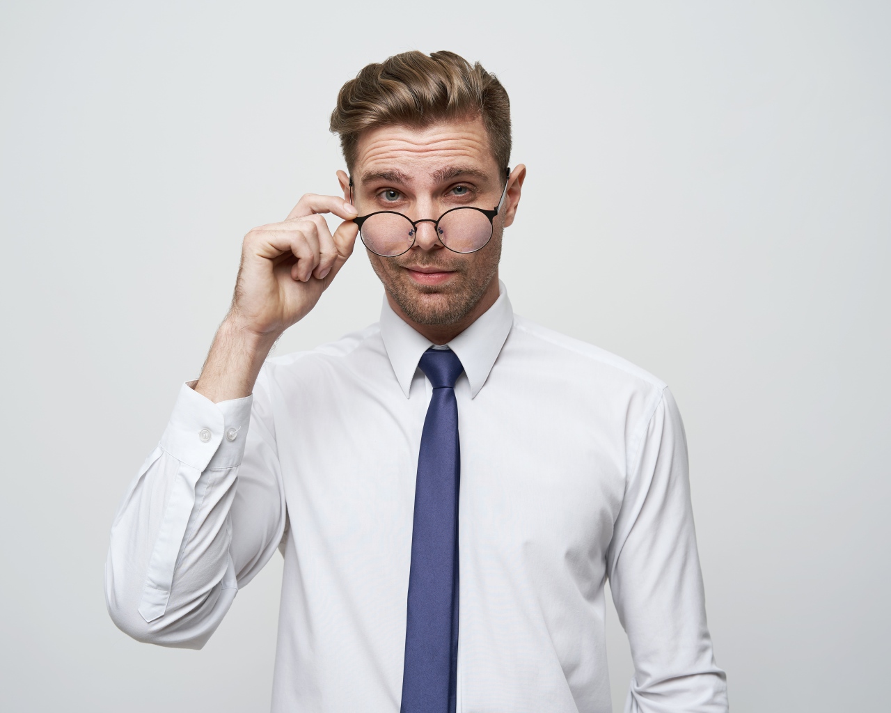 Стильный мужчина в белой рубашке в очках 