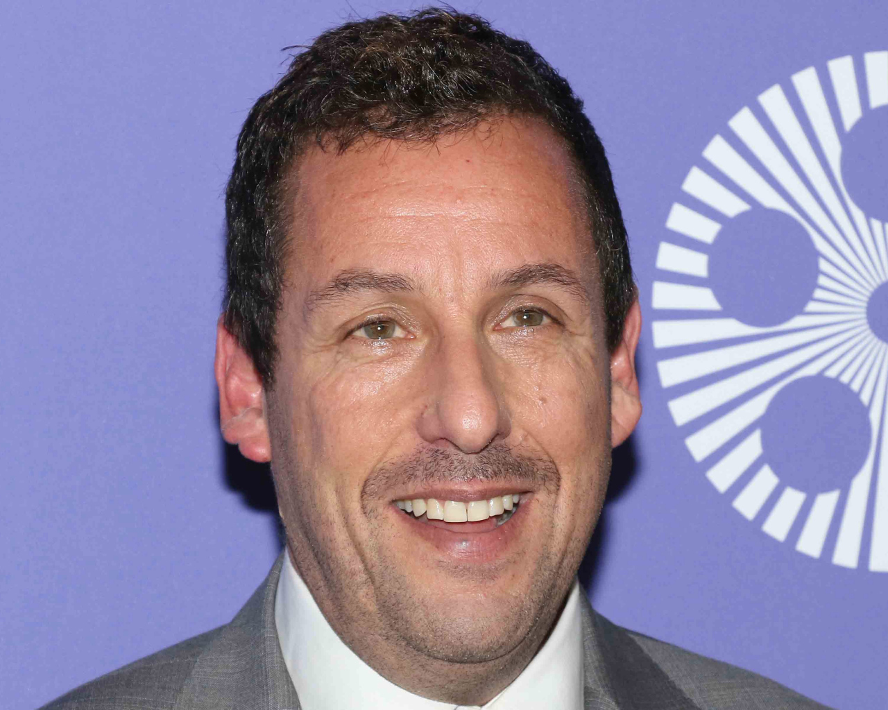 Актер Адам Сендлер крупным планом