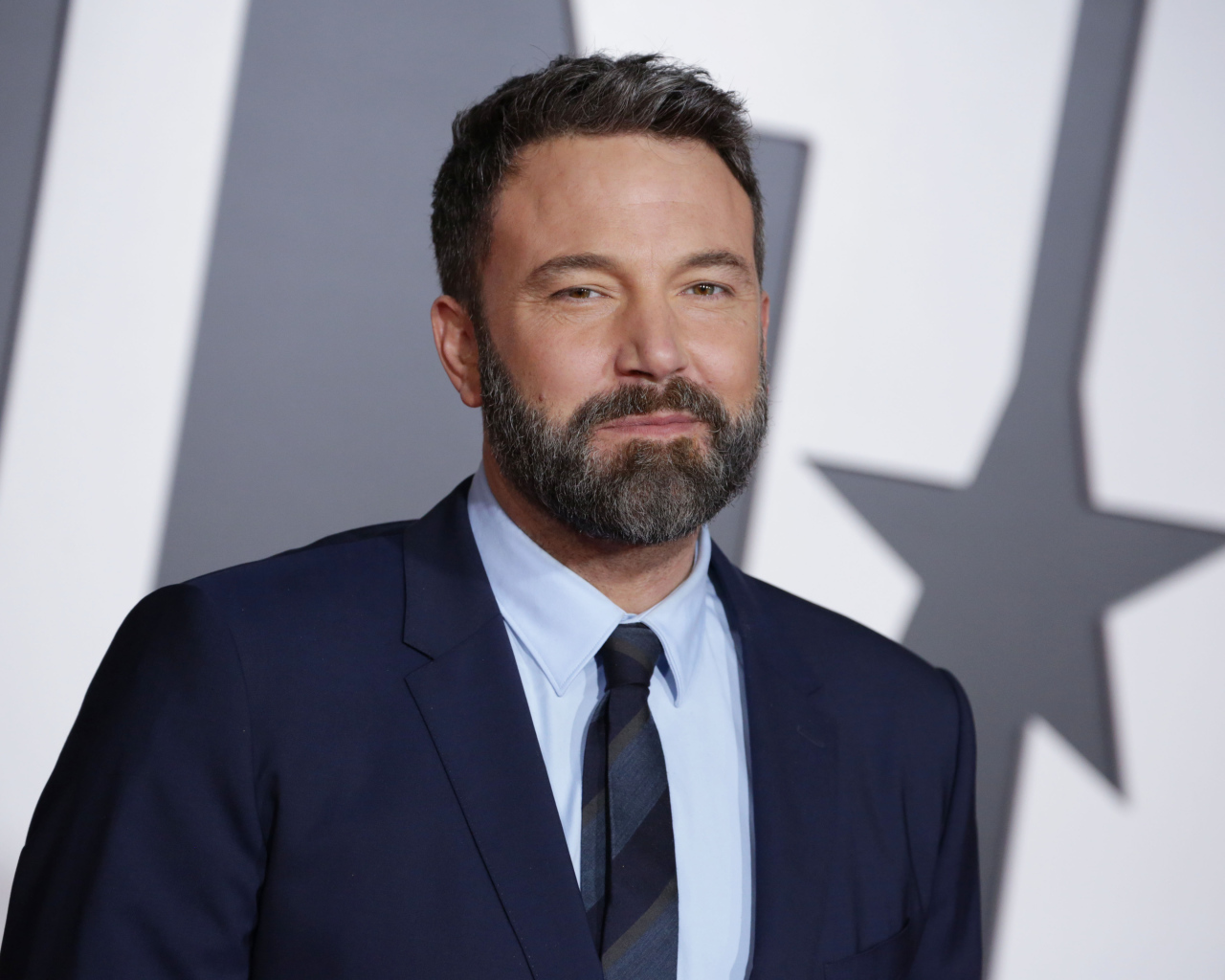 Актер Бен Аффлек с бородой в костюме