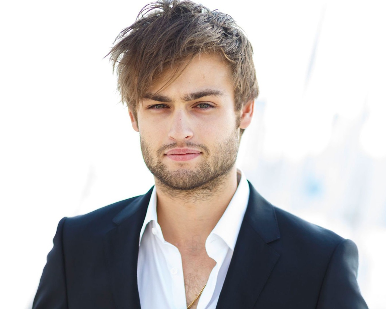 Актер Дуглас Бут в костюме на белом фоне