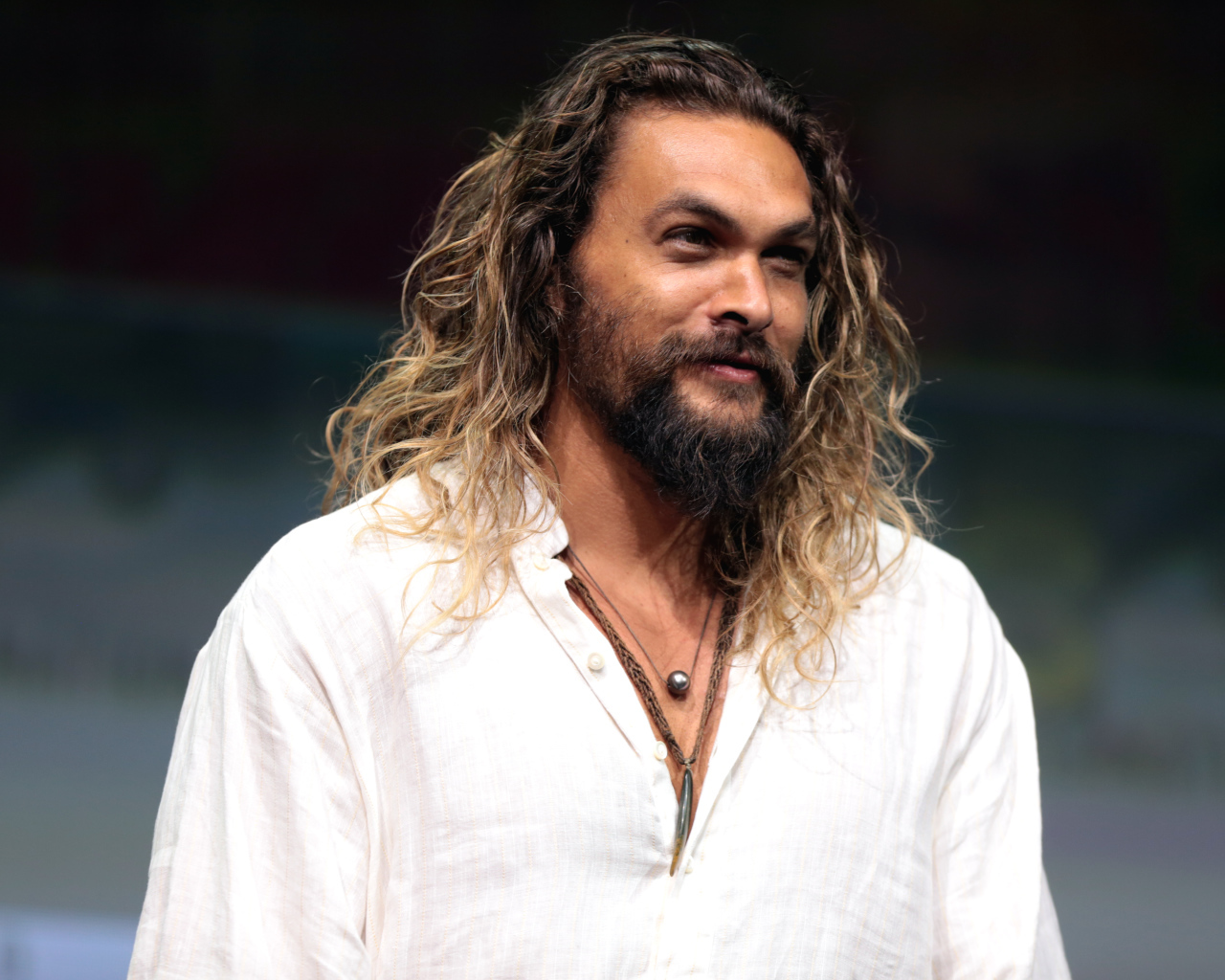 Актер Джейсон Момоа в белой рубашке