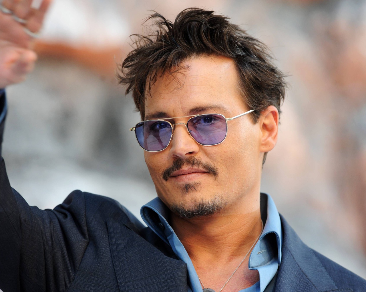 Актер Джонни Депп в дорогом костюме