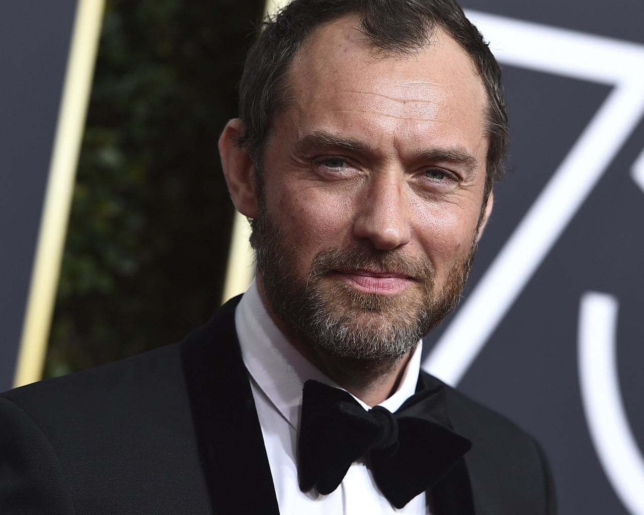 Актер Джуд Лоу в костюме с бабочкой