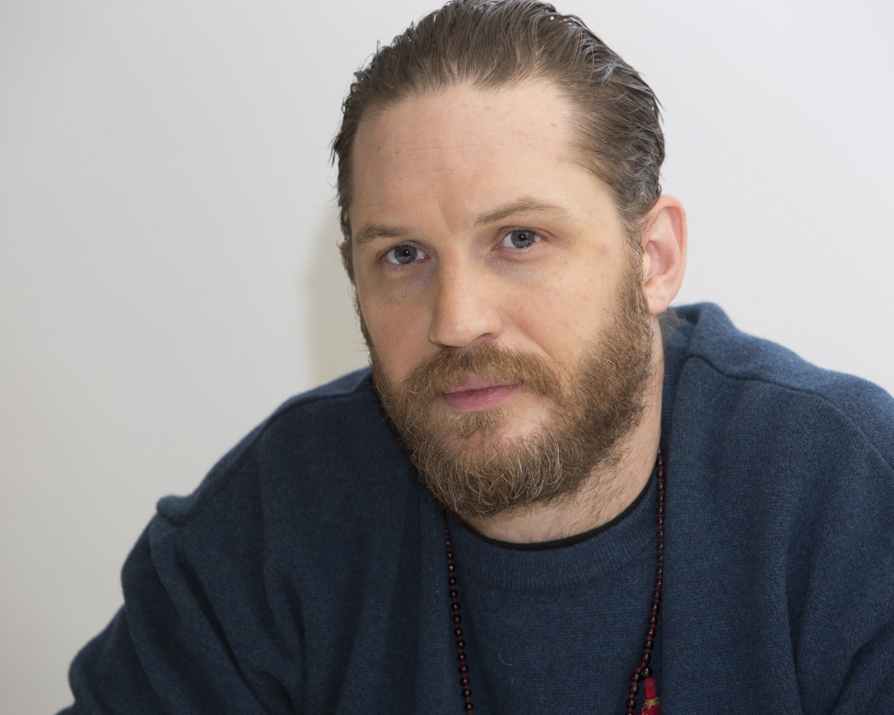 Актер Том Харди с бородой на лице