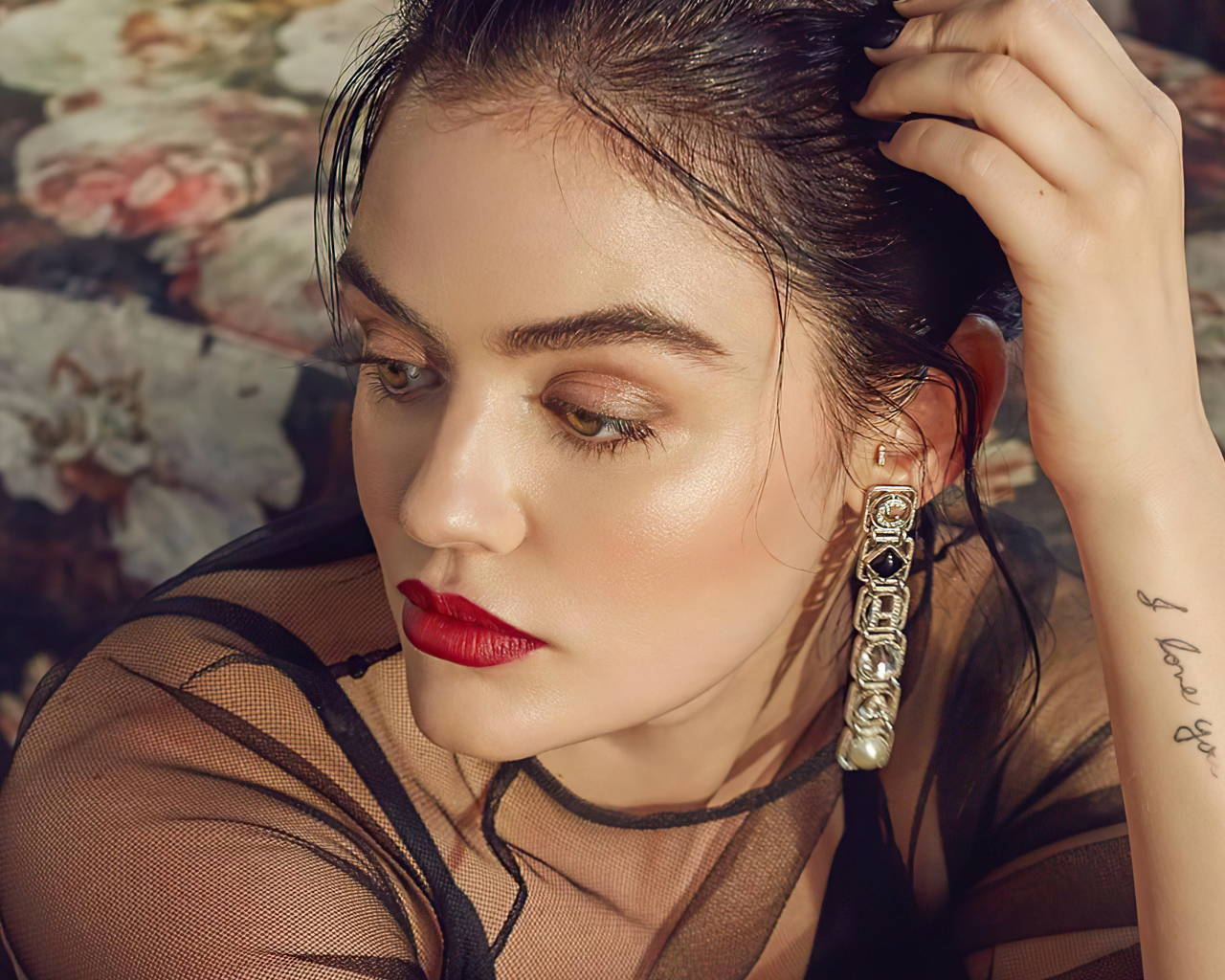 Актриса Люси Хейл отвела взгляд 