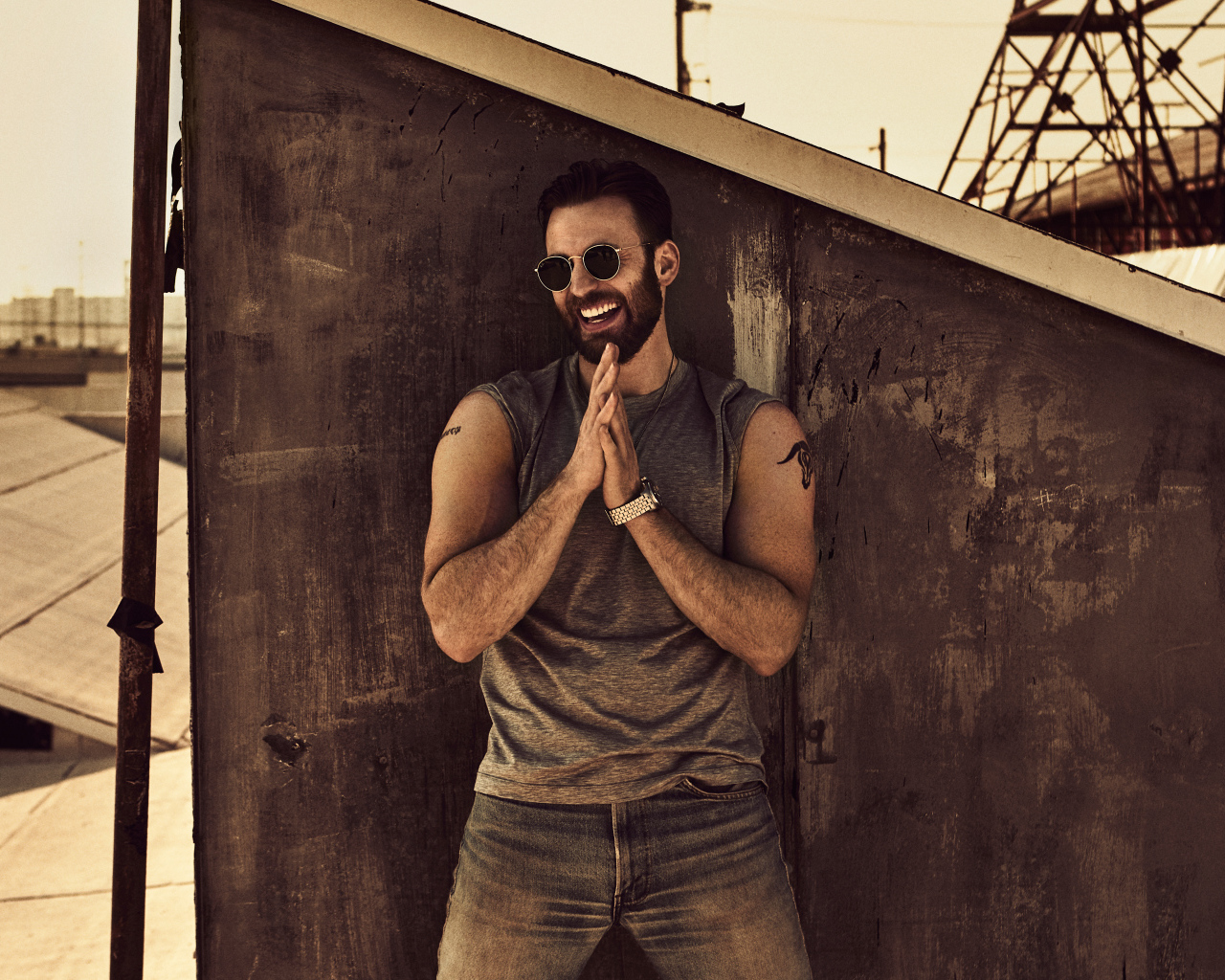 Американский актер Крис Эванс в солнечных очках