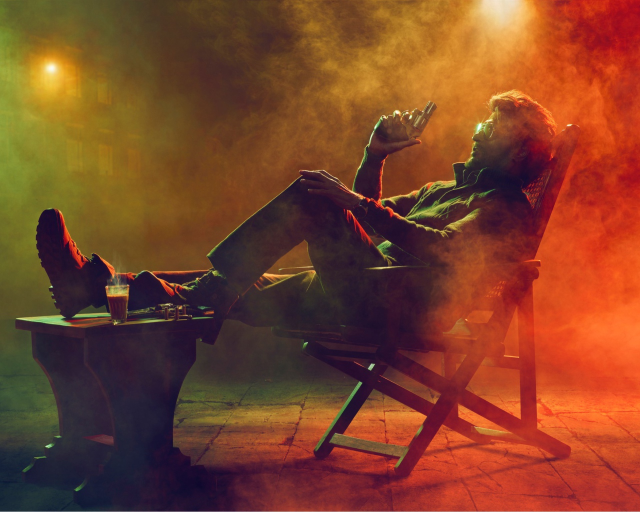 Актер болливуда Раджникант сидит в кресле