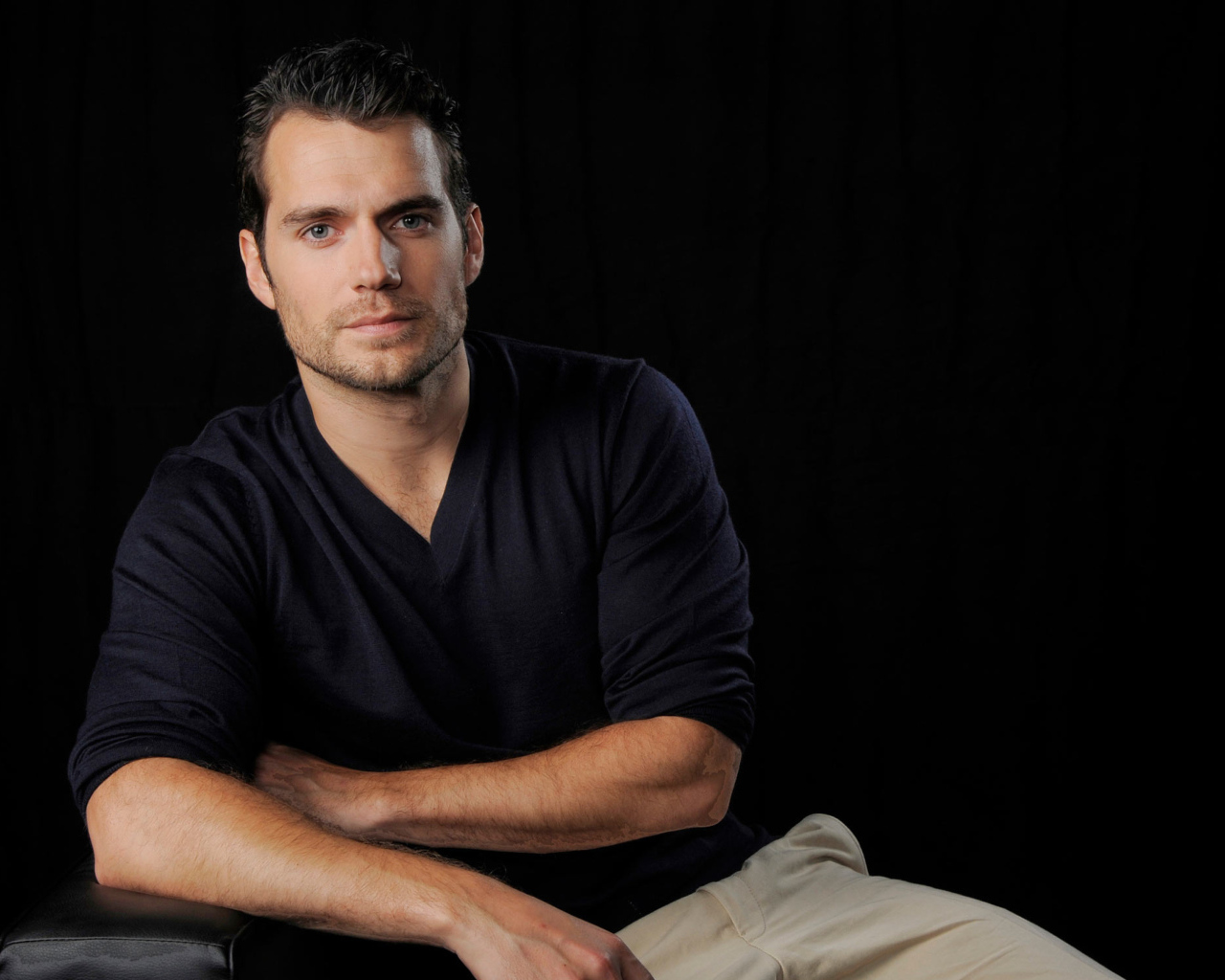 Британский актер Генри Кавилл на черном фоне