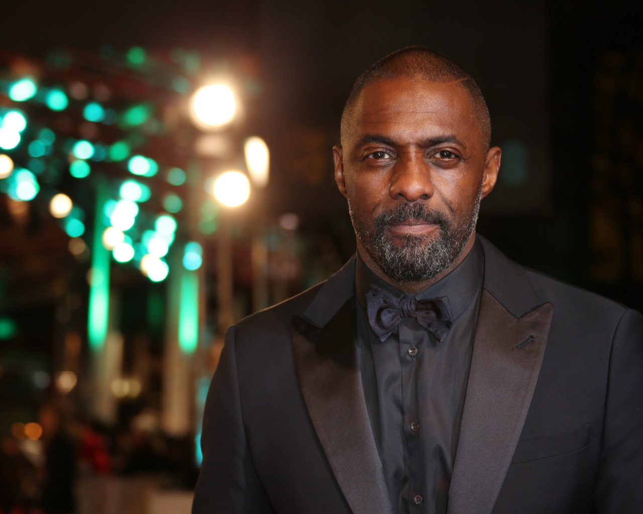 Британский актер Идрис Эльба  в костюме