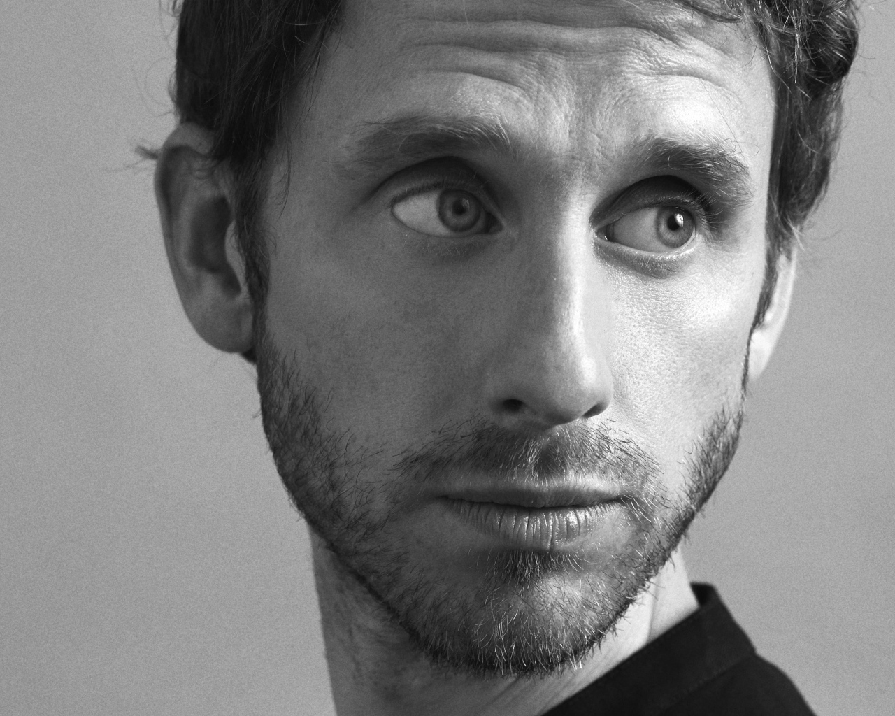 Британский актер Роберт Эммс лицо крупным планом