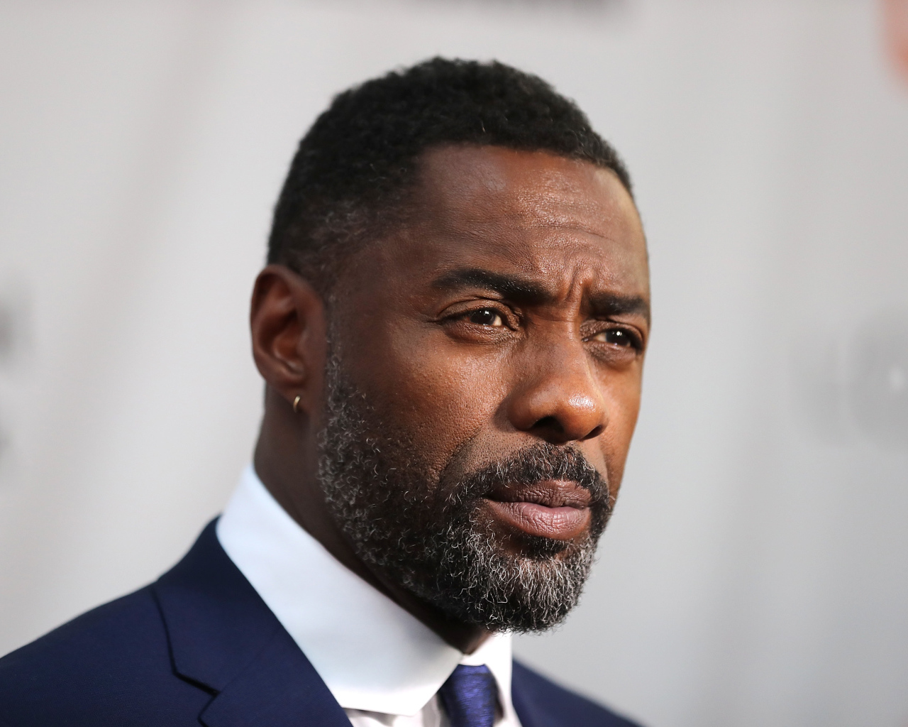 Лицо актера Идрис Эльба крупным планом