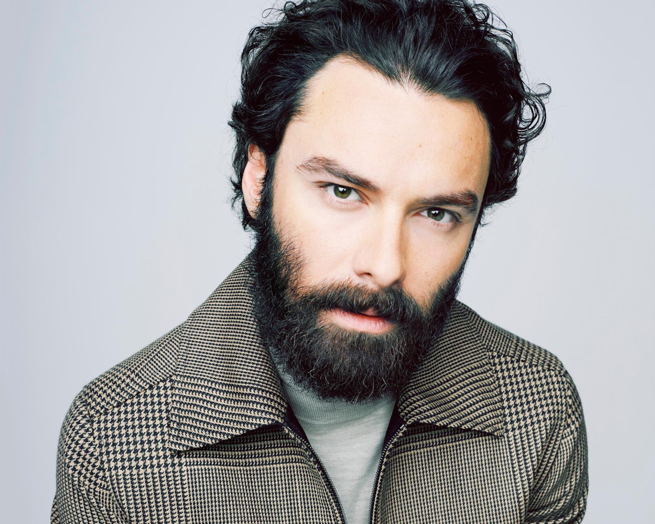 Темноволосый мужчина, актер Эйдан Тёрнер