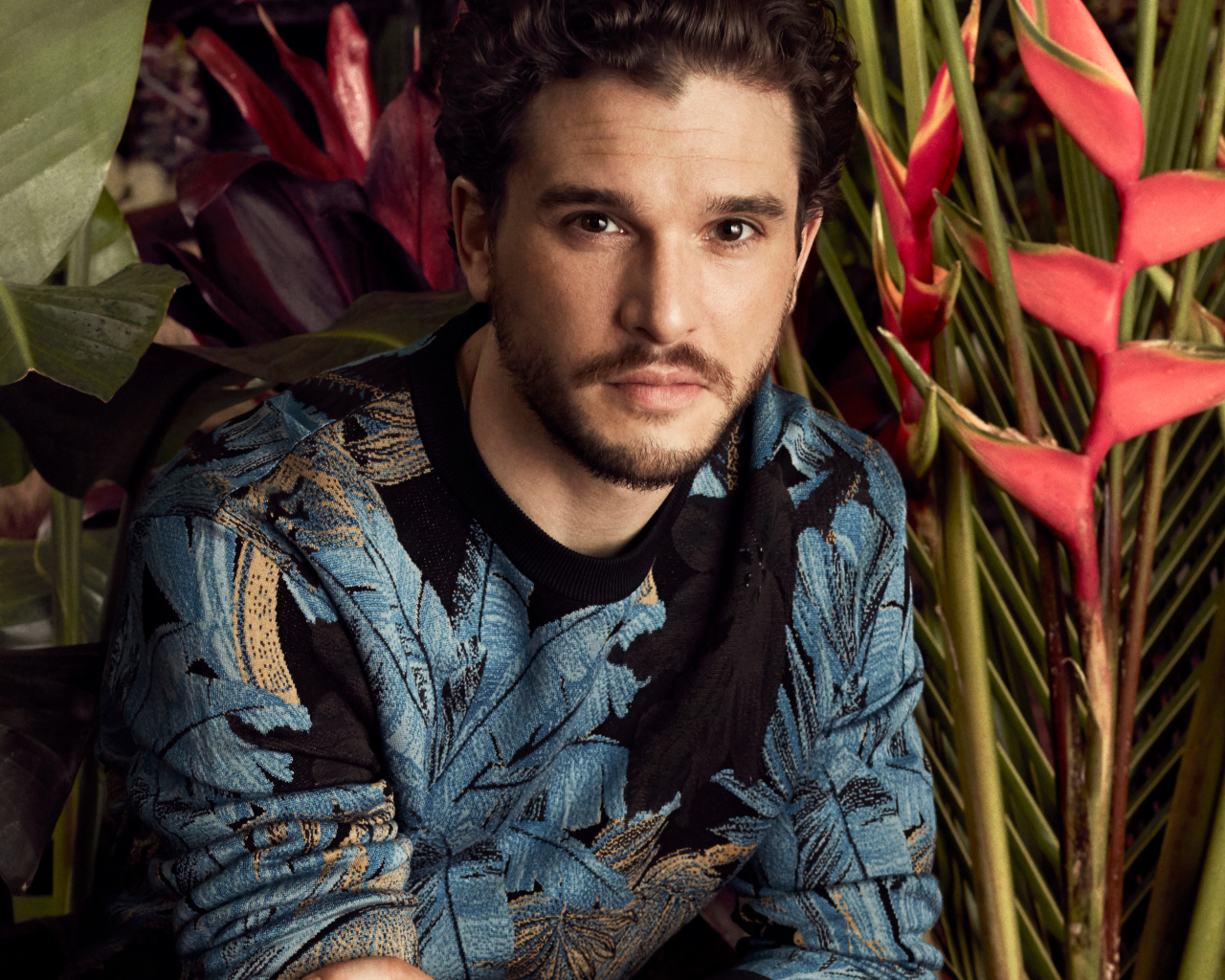 Английский актер Кит Хэрингтон на фоне цветов