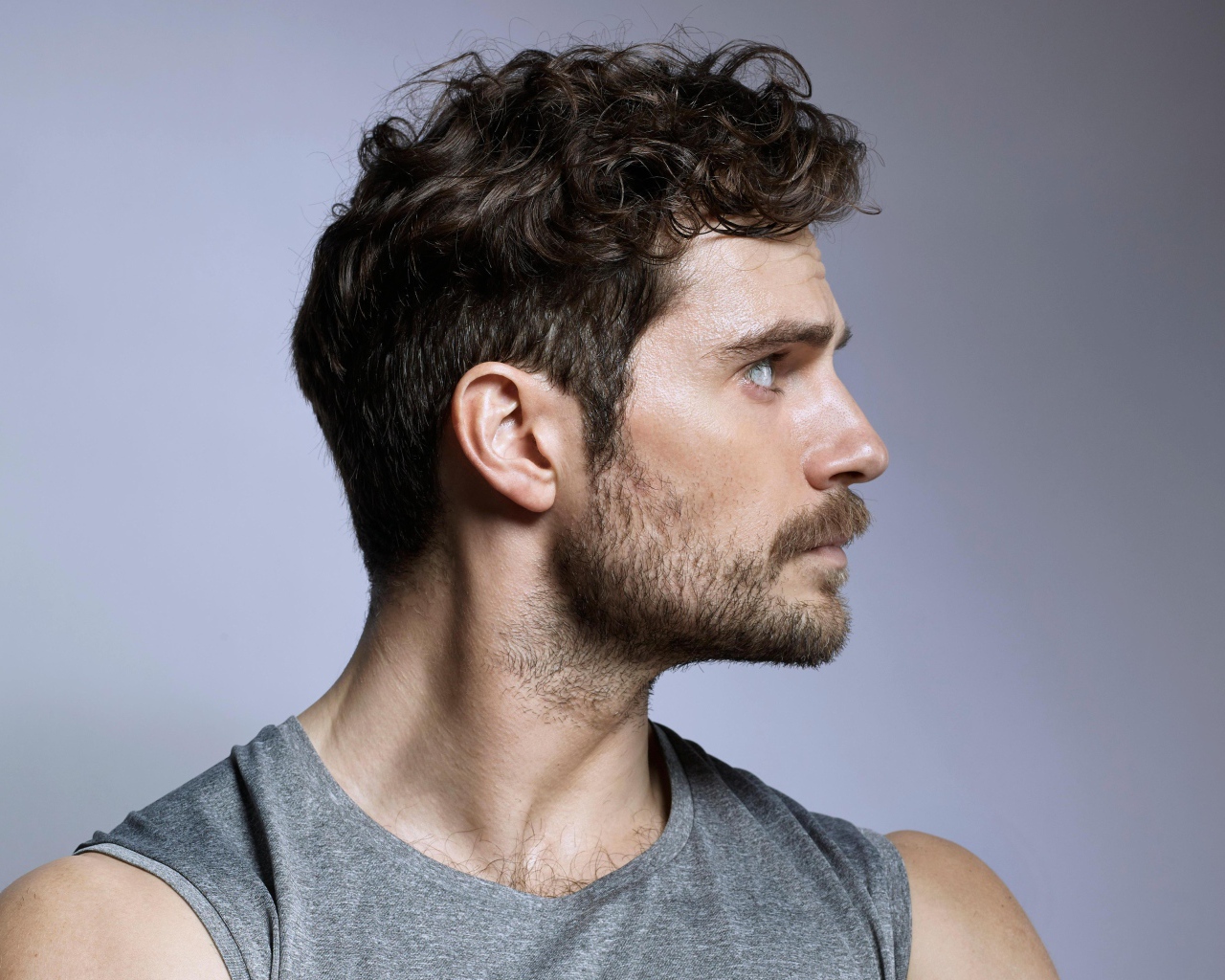 Красивый мужчина, актер Генри Кавилл на сером фоне