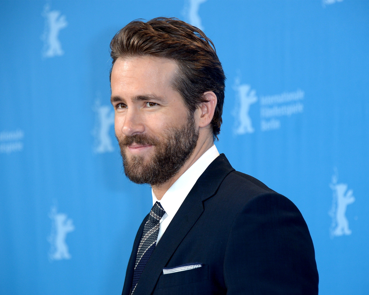 Красивый мужчина в костюме, актер Райан Рейнольдс