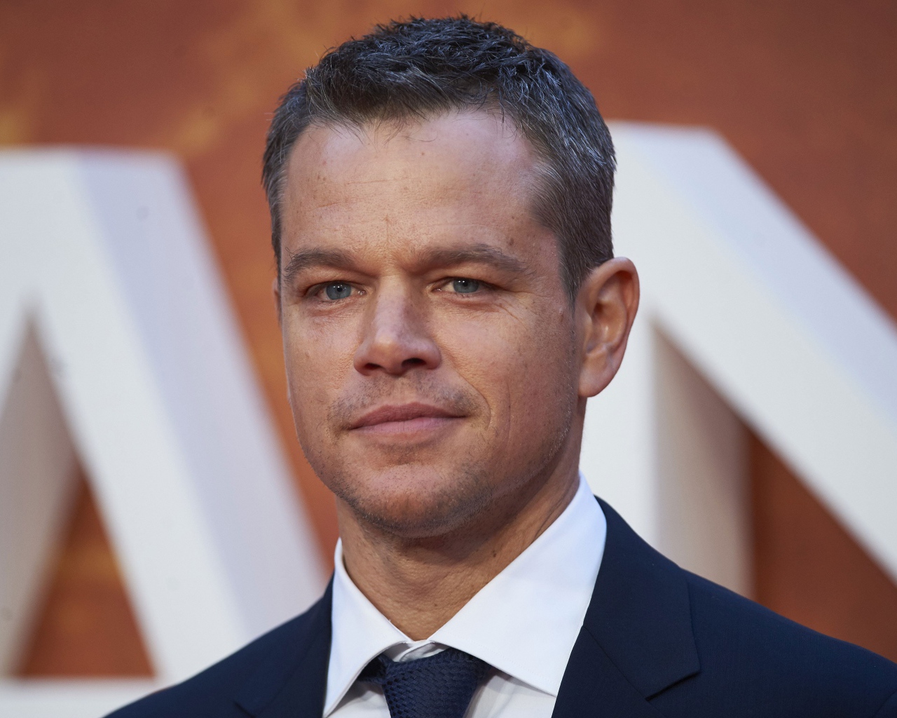 Красивый популярный актер Мэтт Деймон в костюме