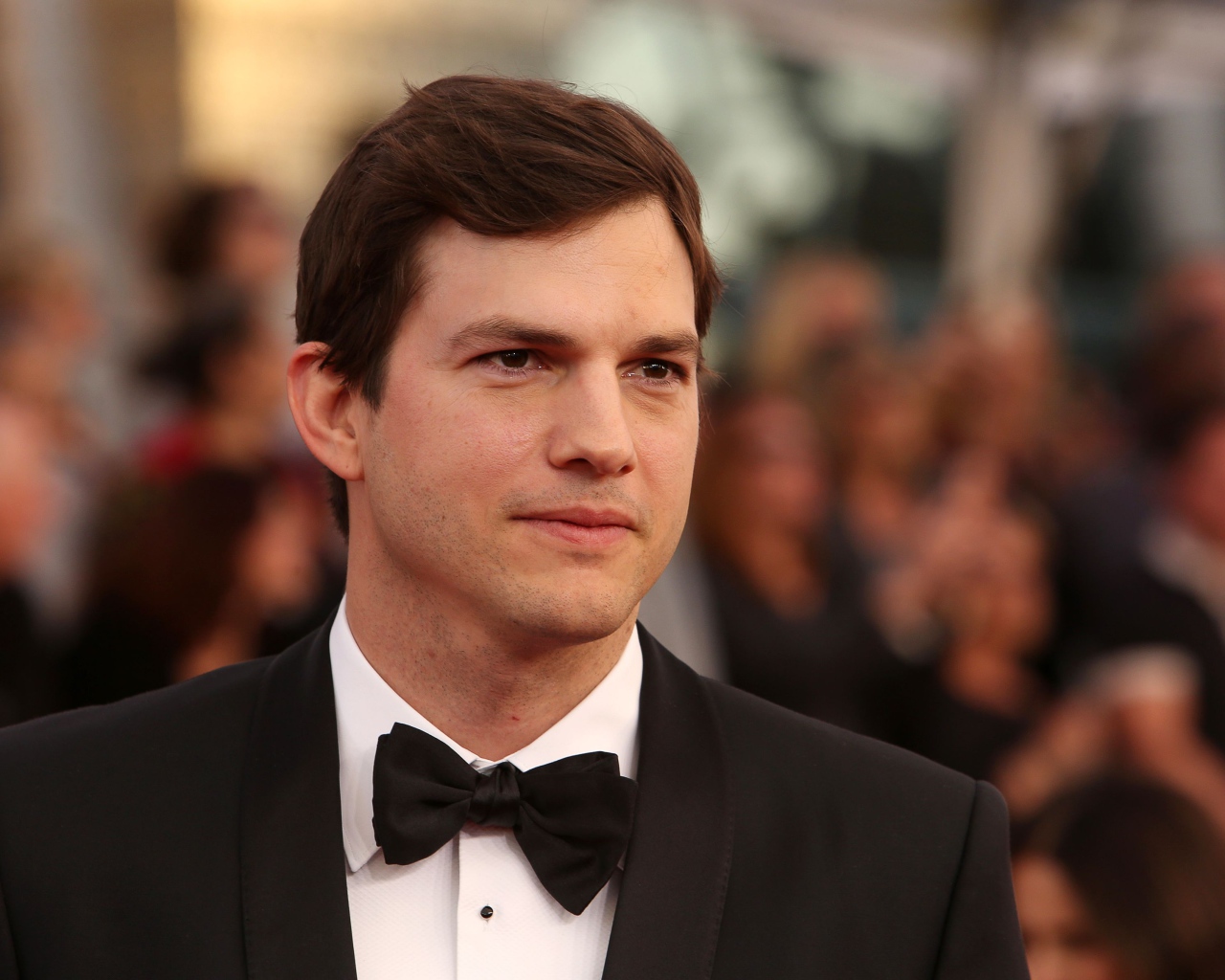 Красивый стильный мужчина, актер Эштон Кутчер в костюме