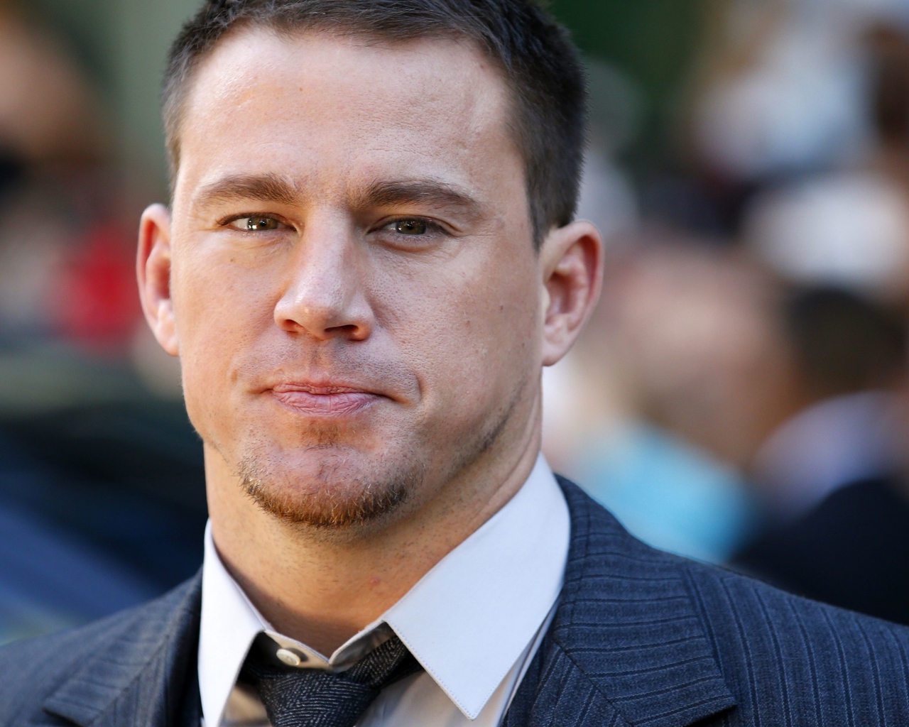 Популярный актер Ченнинг Татум в костюме крупным планом