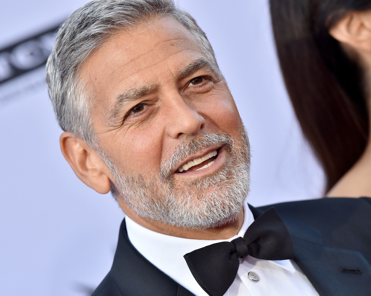 Популярный актер Джордж Клуни в костюме