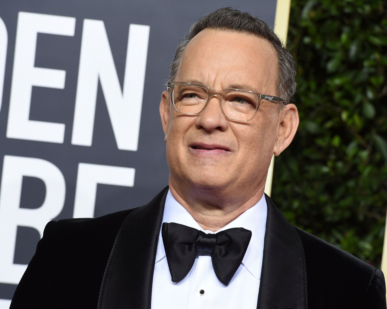 Популярный актер Том Хэнкс в черном костюме