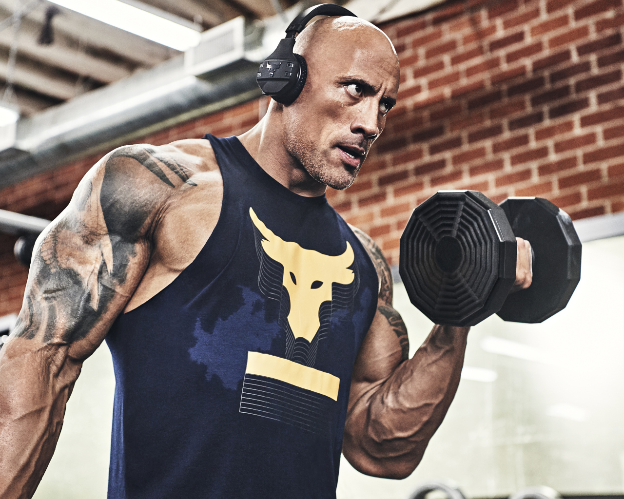 Популярный актер, рестлер Дуэйн Джонсон занимается в спортзале 