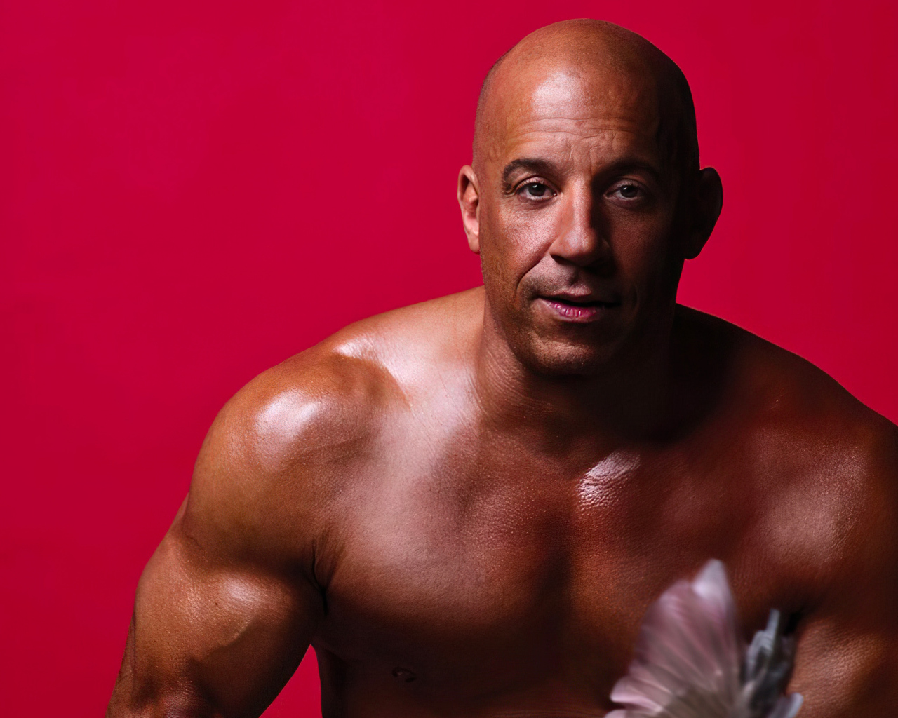 Накаченный актер Вин Дизель на красном фоне