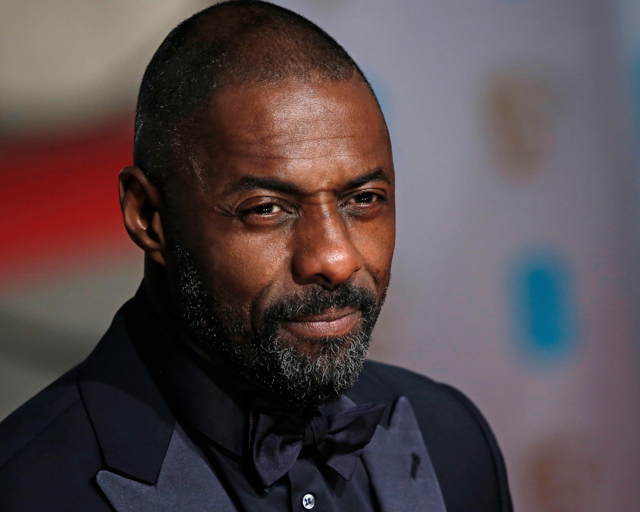 Серьезный мужчина, актер Идрис Эльба в костюме