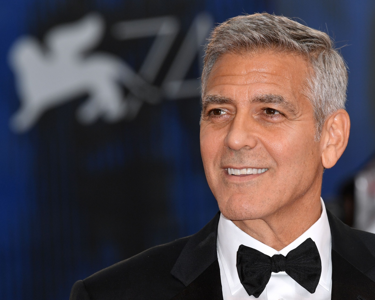 Улыбающийся мужчина, актер Джордж Клуни