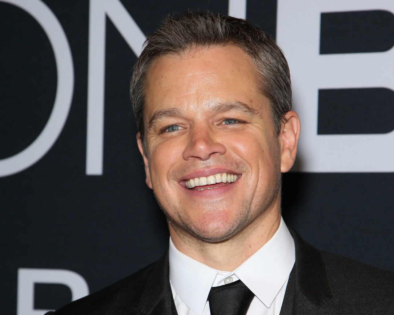 Улыбающийся мужчина, актер Мэтт Деймон