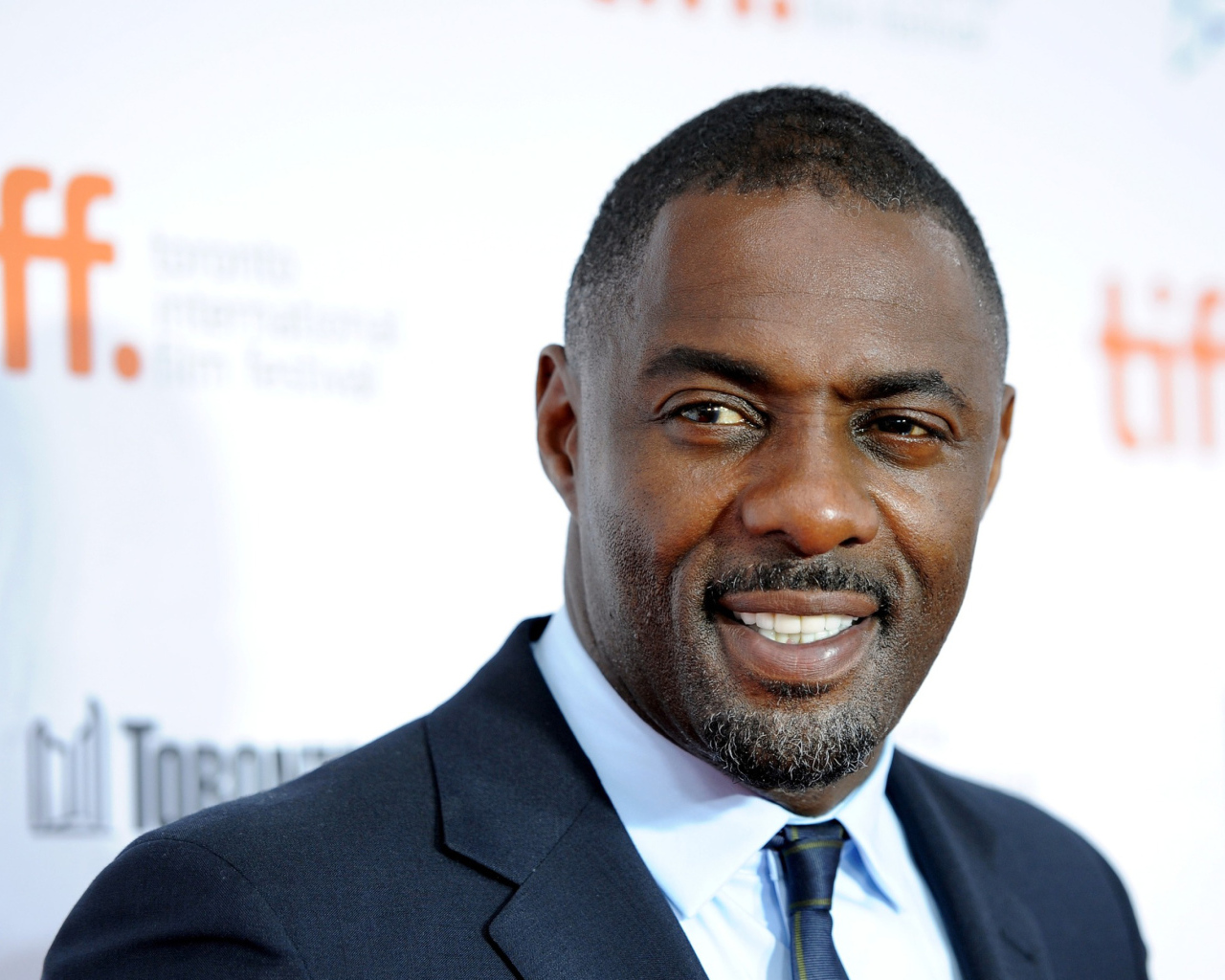 Улыбающийся мужчина актер Идрис Эльба