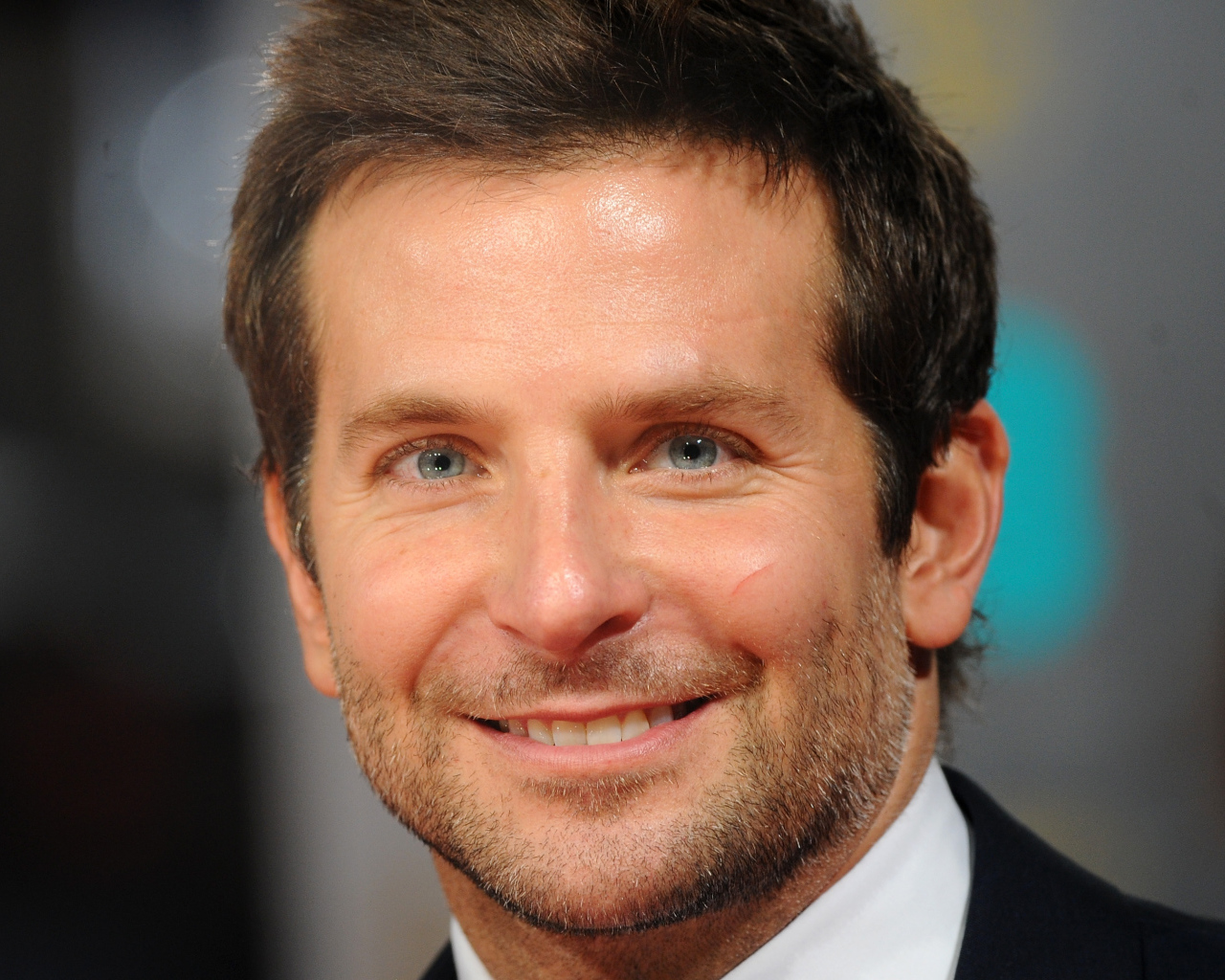 Улыбающийся мужчина, актер Брэдли Купер лицо крупным планом