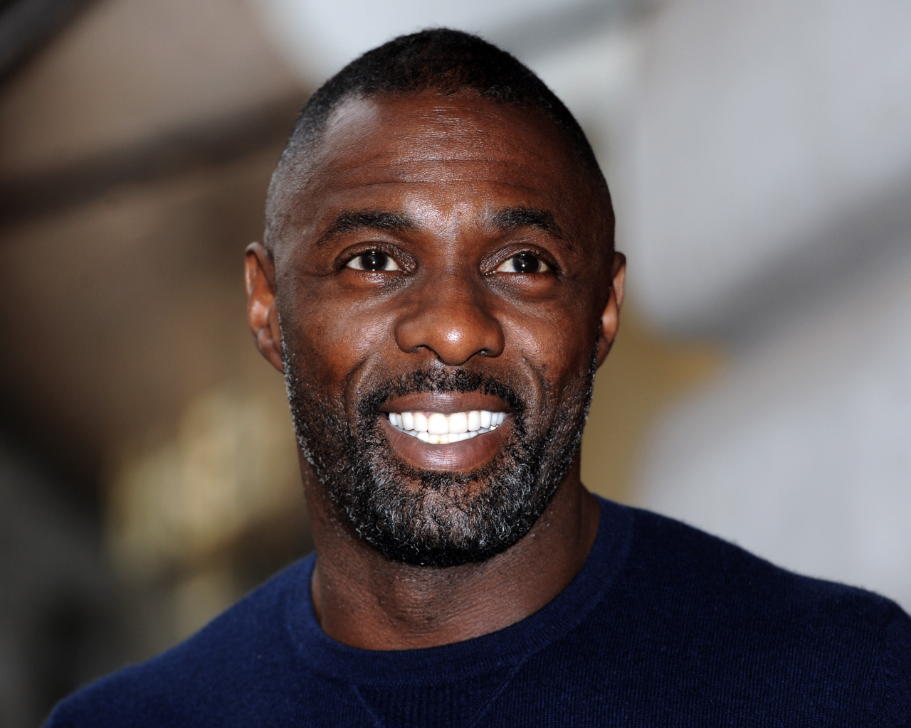 Улыбающийся мужчина,  актер Идрис Эльба