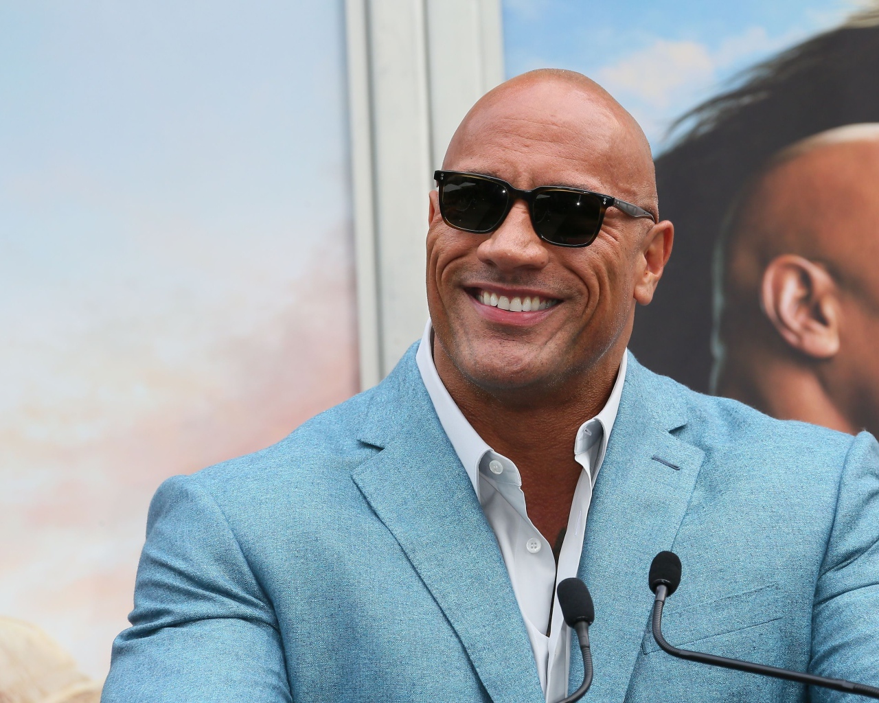 Сильный мужчина Дуэйн Джонсон в очках