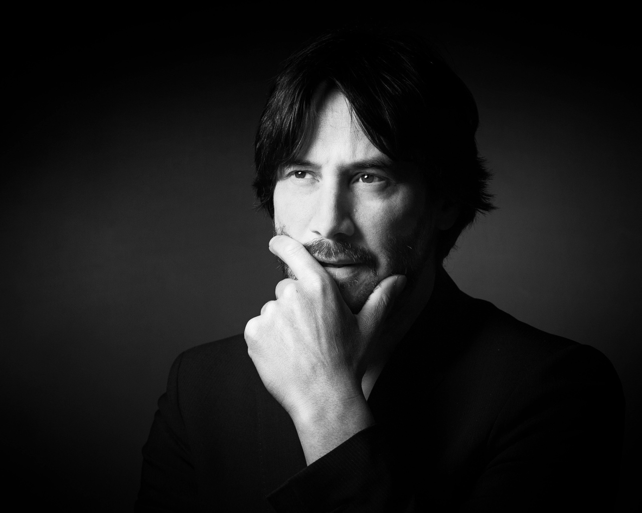 Стильный мужчина, канадский актер Киану Ривз  в костюме