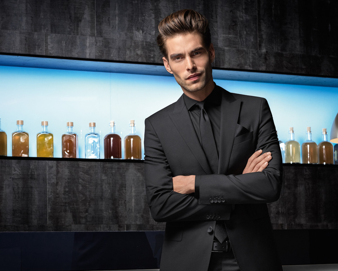 Стильный мужчина, актер Джон Кортахарена в костюме