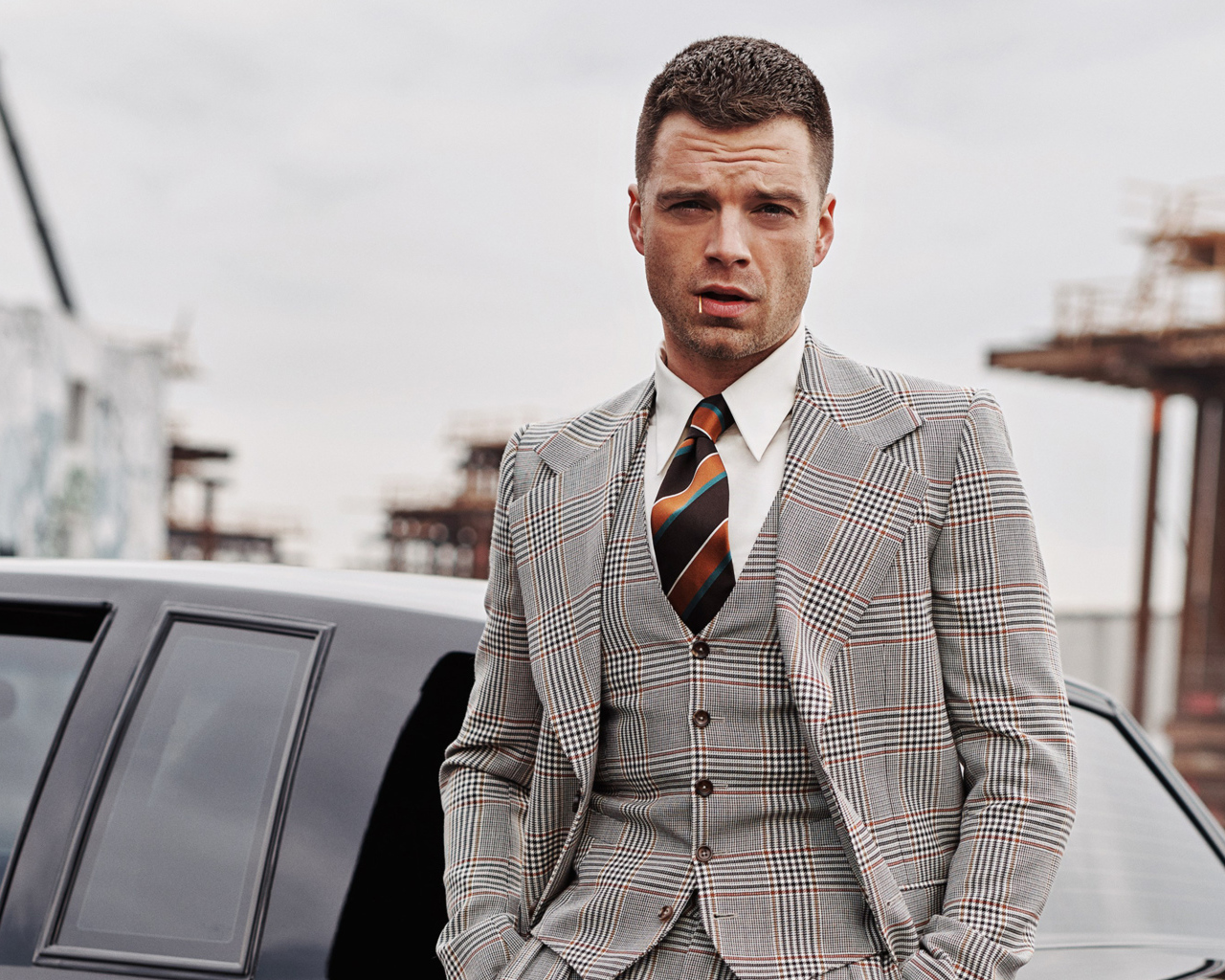 Стильный мужчина, актер Себастиан Стэн в костюме