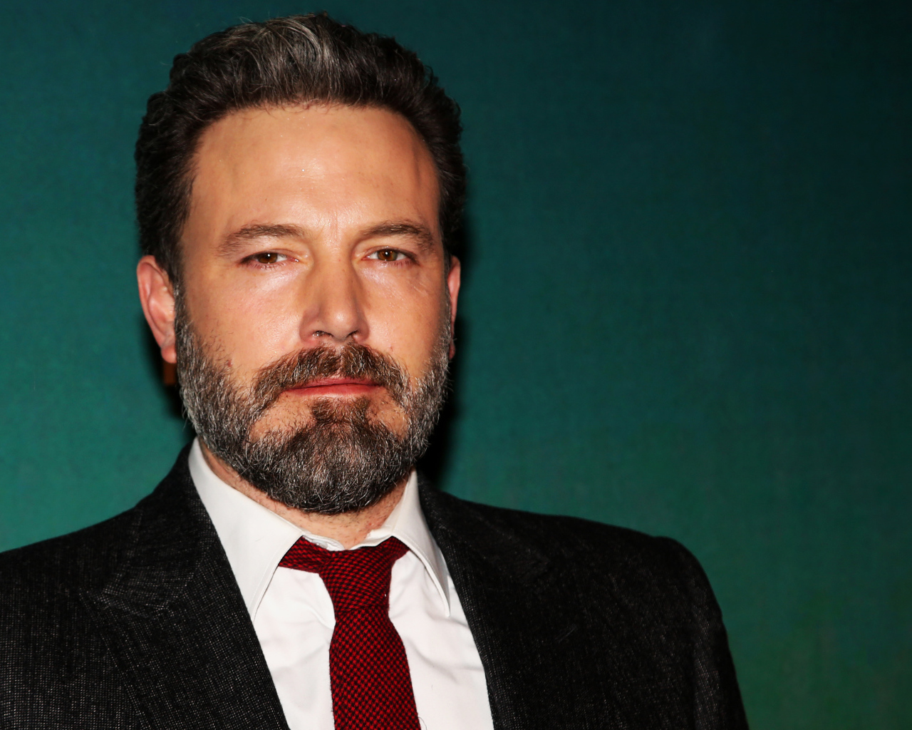 Стильный популярный актер Бен Аффлек в костюме