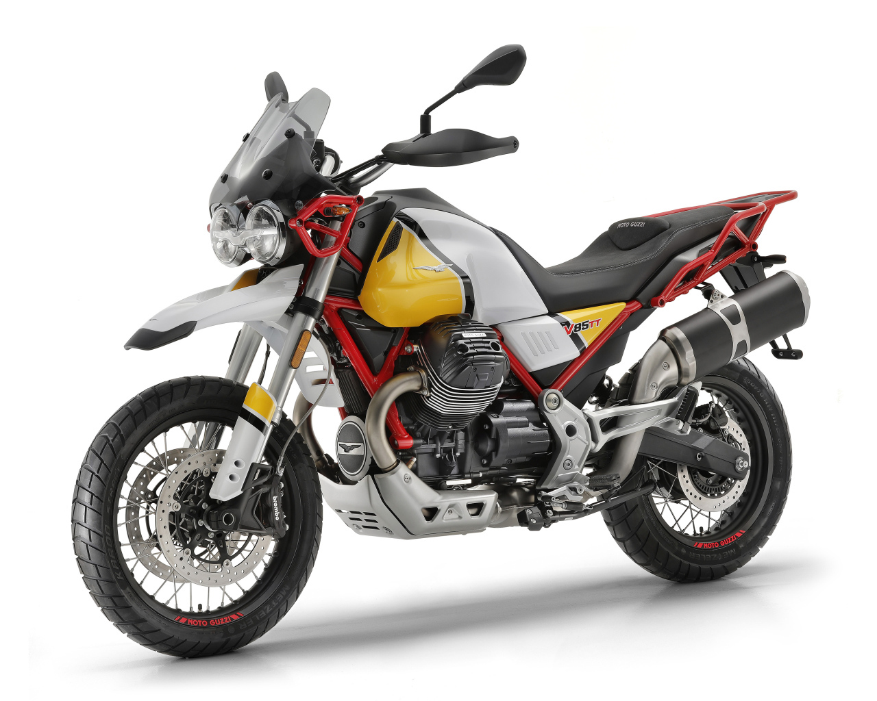 Мотоцикл  Guzzi V85 TT, 2019 года на белом фоне