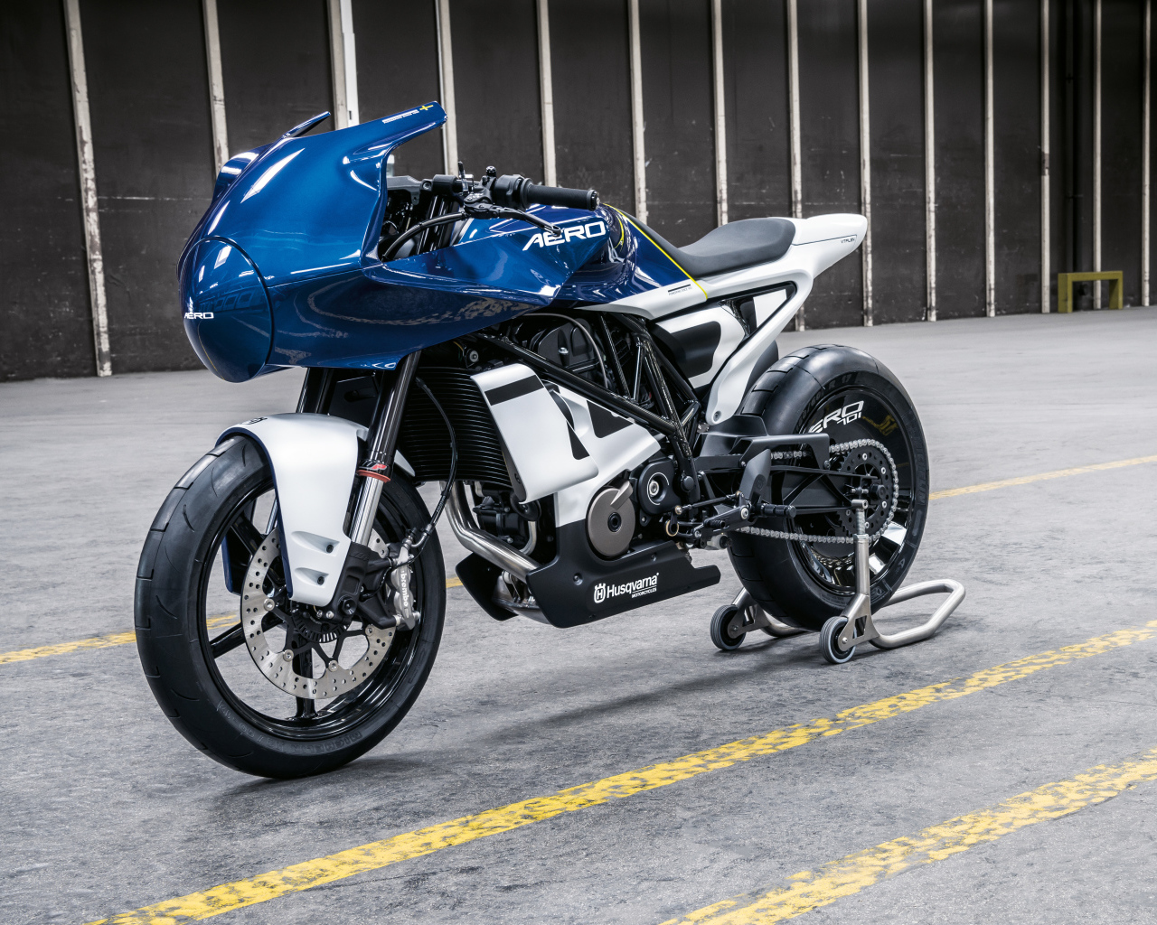 Мотоцикл Husqvarna Vitpilen 701 Aero Concept 2019 года на дороге