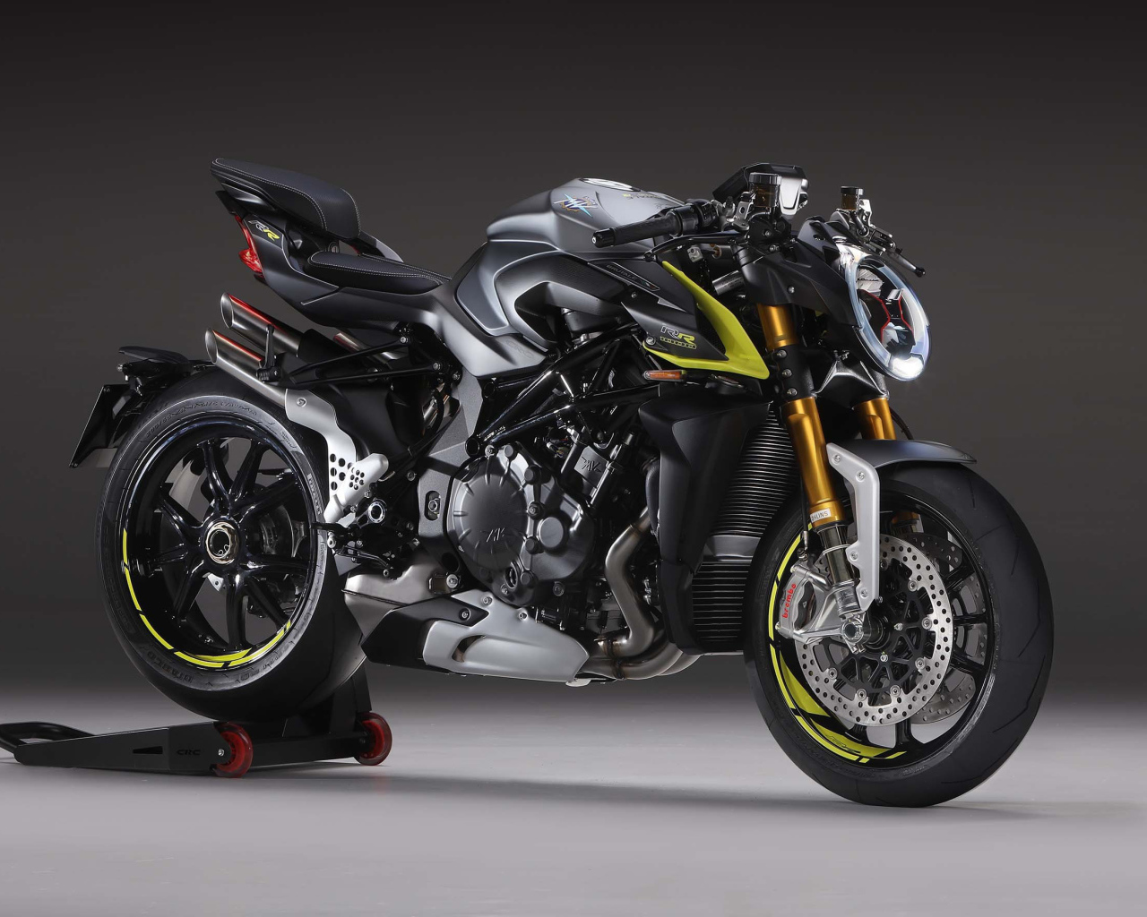 Большой мотоцикл Agusta Brutale 2020 года на сером фоне