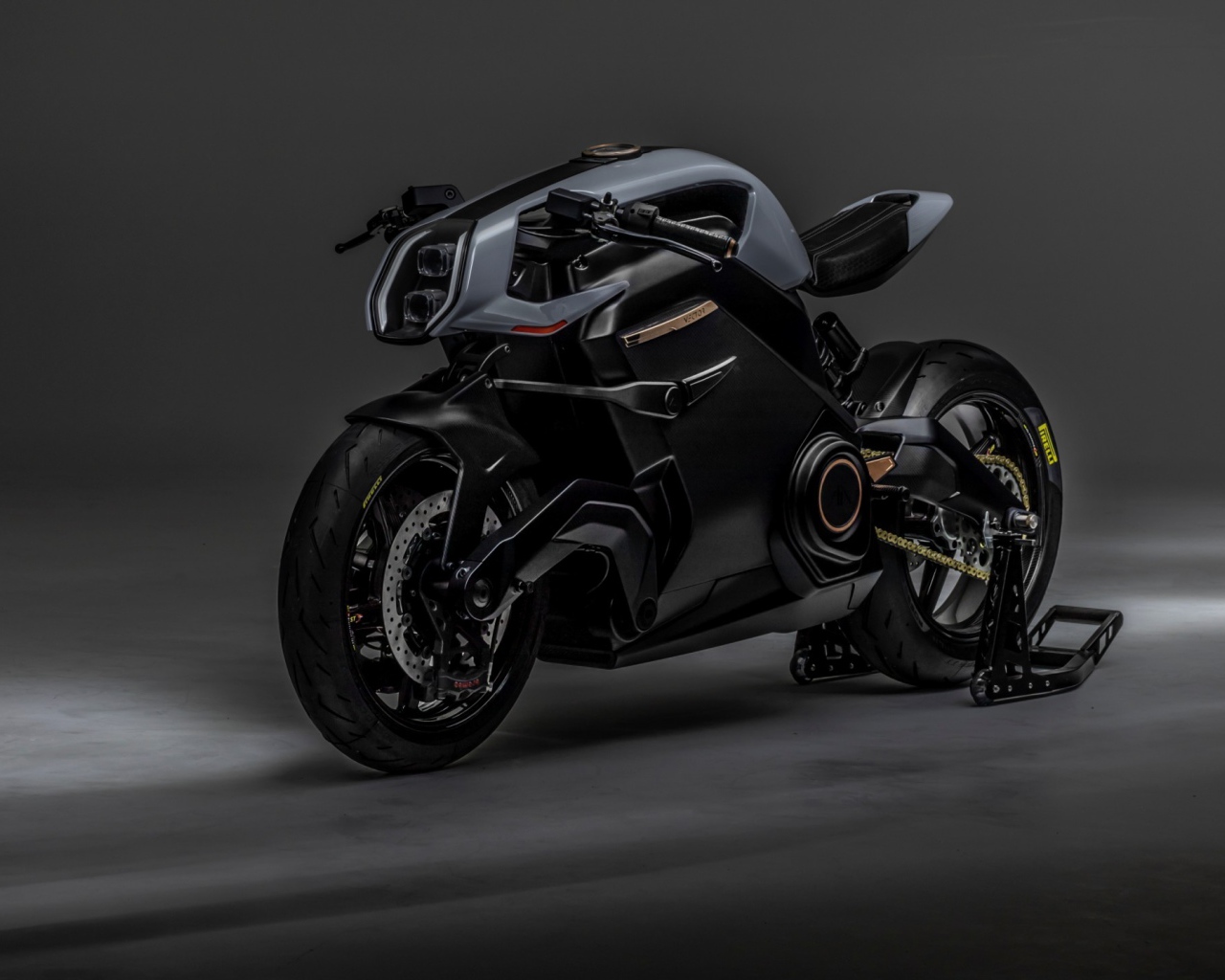 Черный мотоцикл ARC Vector 2021 года на сером фоне