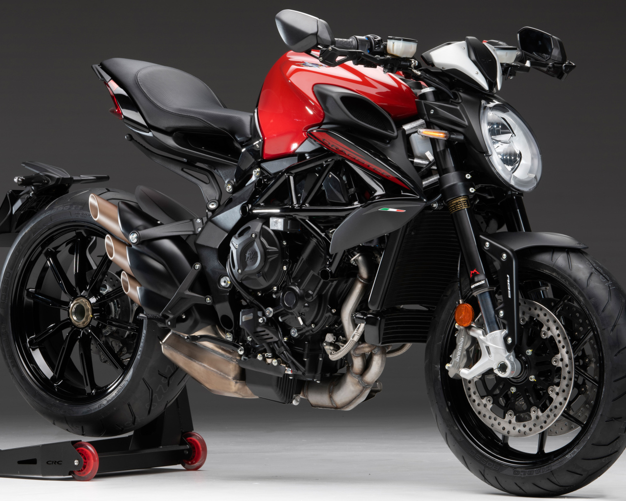 Черный мотоцикл Agusta Dragster 800 Rosso 2020 года на сером фоне