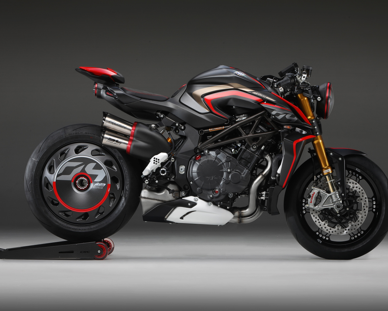 Черный мотоцикл Agusta Rush 1000, 2020 года на сером фоне