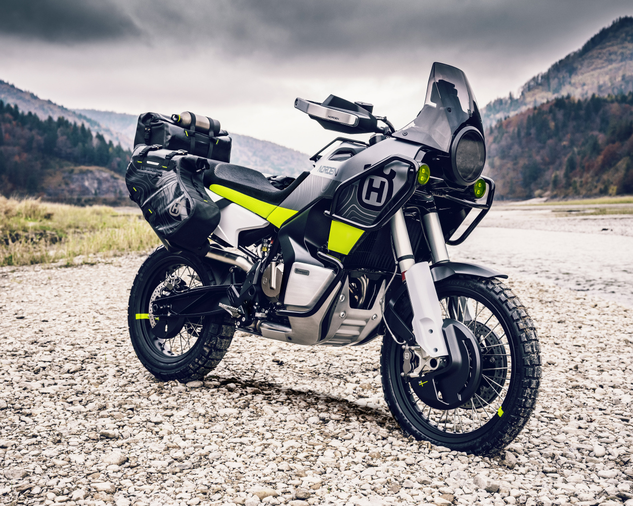 Мотоцикл Husqvarna Norden 901 на фоне гор 