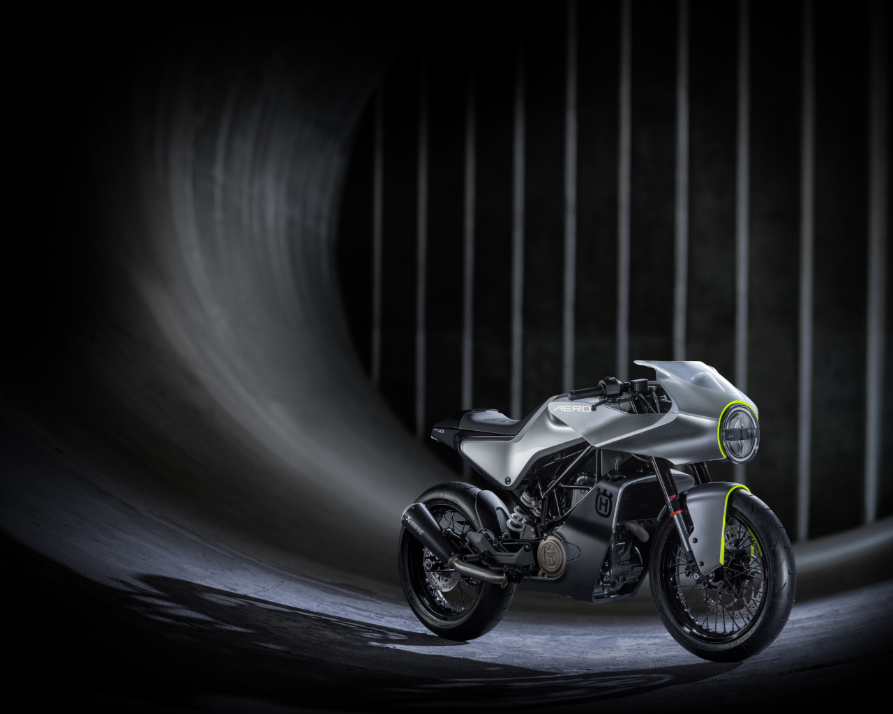 Серебристый мотоцикл Husqvarna Vitpilen 401 