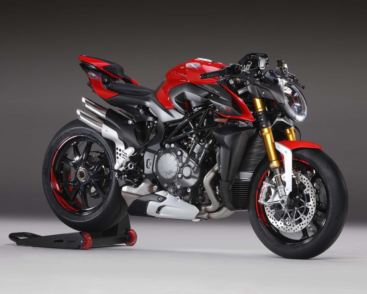 Мотоцикл Agusta Brutale 2020 года на сером фоне