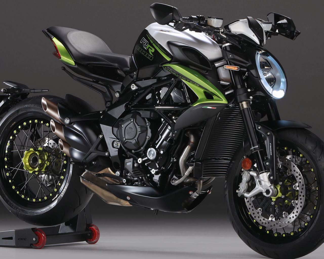 Мотоцикл Agusta Dragster 800 RR 2020 года на сером фоне