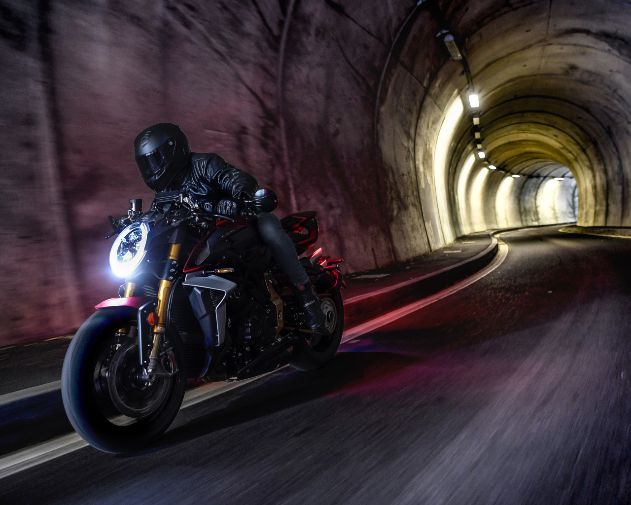 Мотоциклист на мотоцикле MV Agusta Brutale 1000 Serie Oro 2019 года в тоннеле