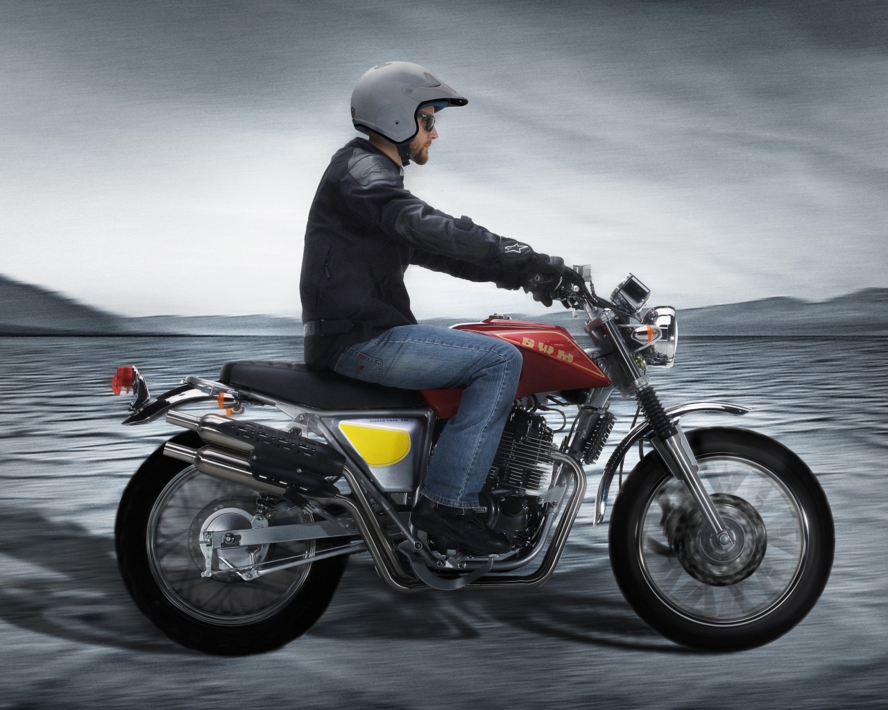 Мотоциклист на мотоцикле  SWM Silver Vase 440, 2020 года